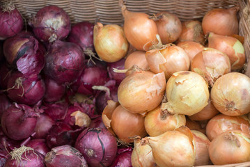 Loose onions for sale in a grocery shop