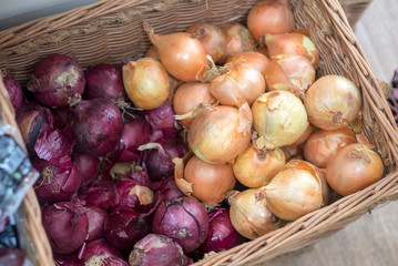 Loose onions for sale in a grocery shop