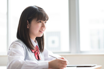 教室で授業を受ける女子学生