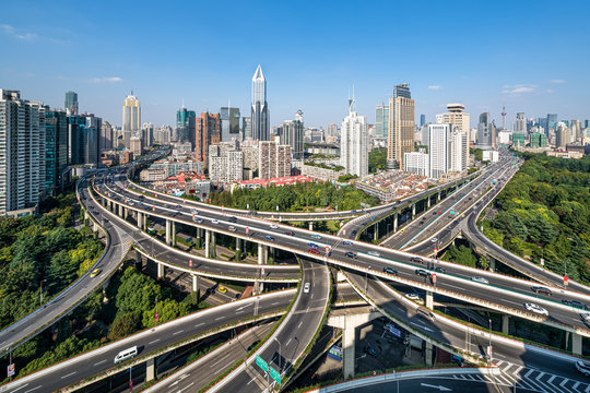 Straßenverkehr auf einer Kreuzung in Shanghai, Volksrepublik China
