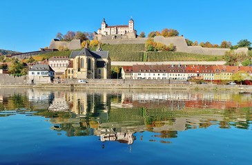 Obraz premium Würzburg, Burkarderkirche, Festung Marienberg