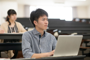 講義を受ける男子学生