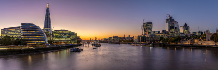 Panorama der Skyline von London: von der City zu der Tower Bridge bei Sonnenuntergang 