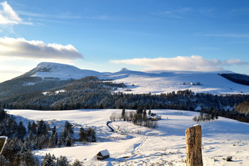 Fototapeta na wymiar Beautiful winter landscape, with volcanic mountain at dusk