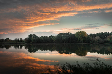 Fototapeta na wymiar Beautiful sunrise over lake