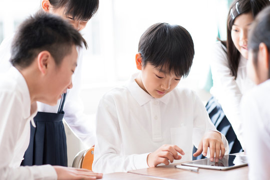 プログラミングの勉強をする小学生