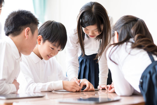 プログラミングの勉強をする小学生