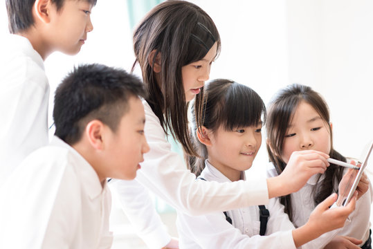 プログラミングの勉強をする小学生　AR