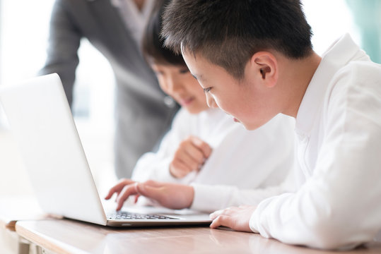 プログラミングの勉強をする小学生