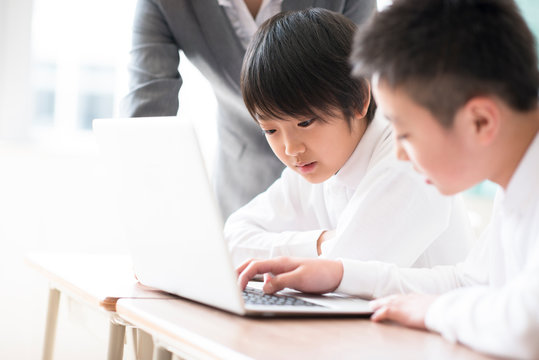 プログラミングの勉強をする小学生