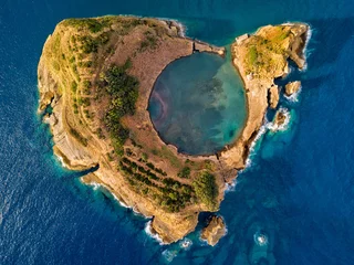  Bovenaanzicht van het eilandje Vila Franca do Campo wordt gevormd door de krater van een oude onderwatervulkaan in de buurt van het eiland San Miguel, Azoren, Portugal. Vogelperspectief, panoramisch uitzicht vanuit de lucht. © aroxopt
