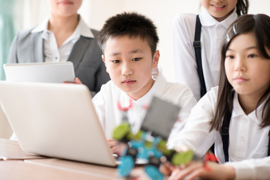 プログラミングの勉強をする小学生