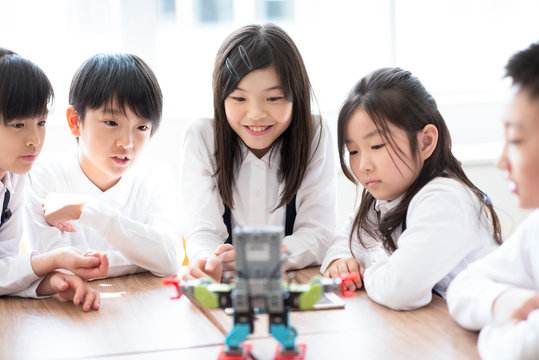 プログラミングの勉強をする小学生