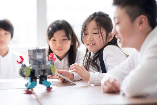 プログラミングの勉強をする小学生