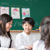 英語の勉強をする小学生