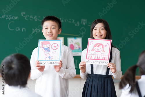 英語の勉強をする小学生