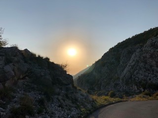 Sonnenuntergang in den Bergen von Montenegro