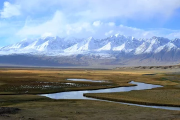Deurstickers K2 Prachtige gouden graslanden met rivier in Tashkurgan met besneeuwde bergen, Xinjiang, China