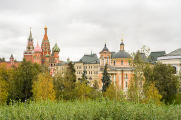 Obraz premium Panoramic view of the Moscow Kremlin and St. Basil's Cathedral and GUM Russia from Zaryadye Park autumn view.