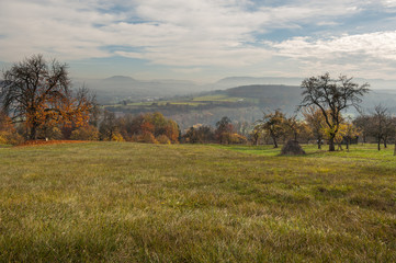 Fototapeta na wymiar Herbstliche Alb-Landschaft mit leichtem Dunst in den Tälern