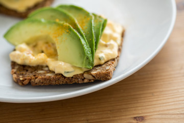 Avocado Eiersalat Brot mit Vollkorn Sonnenblumenkern und Kurkuma zum Frühstück