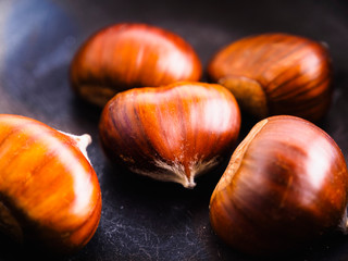 Fototapeta premium Castagne di bosco: i frutti dell'autunno in ciotola nera