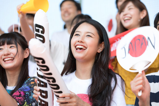 日本戦を観戦する女性