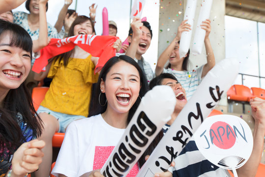 日本戦を観戦する人々