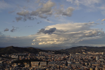 Vista de la ciudad con nubes