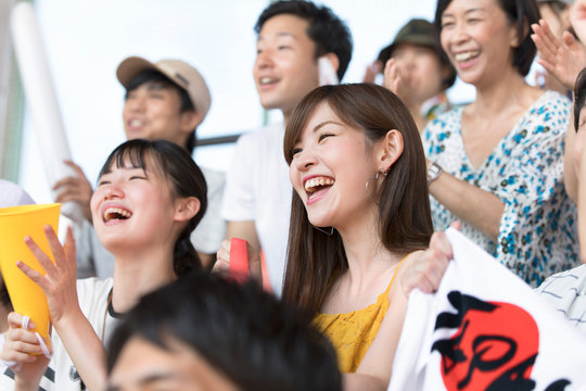 日本戦を観戦する女性