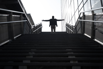 avenir silhouette homme marche escalier avancer perspective demain travailler projet construire seul solitude aide aider marcher monter gravir effort immeuble façade moderne building dos
