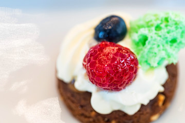 Small tarts with mozzarella cream and berries