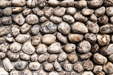 Strassenpflaster aus runden Natursteinen