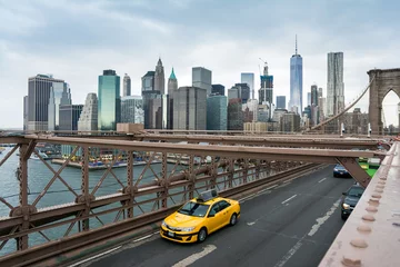 Fotobehang taxi die brooklyn bridge oversteekt © jon_chica