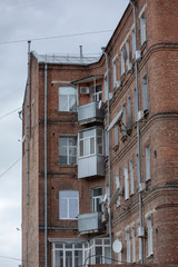 Fototapeta na wymiar An apartment building in a very bad shape