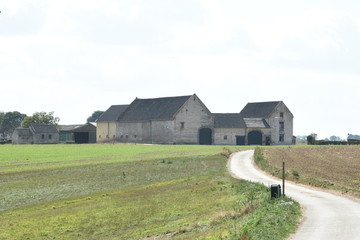 oude hoeve tussen de akkers van het heuvelachtige Zuid-Limburg