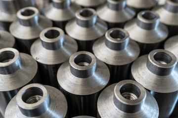 After turning, round parts are in stock in the workshop.