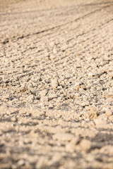 Frisch umgepflügtes Feld, fruchtbare Erde