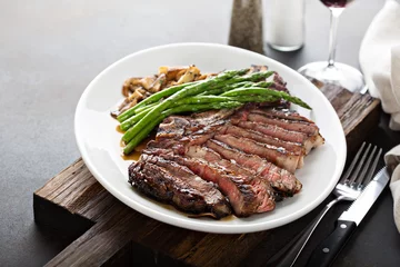 Poster Beef steak with asparagus and mushrooms © fahrwasser