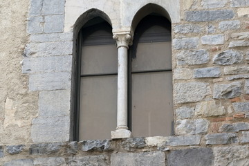 Fototapeta na wymiar antica finestra con colonna centrale 