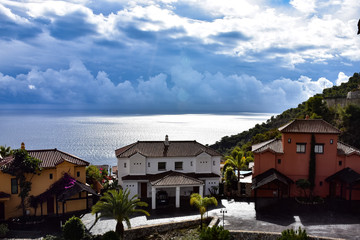 Fototapeta na wymiar casas andaluzas con vista de tormenta en el horizonte marino