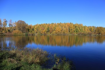 Fototapeta na wymiar Lake. Autumn. Beauty of nature