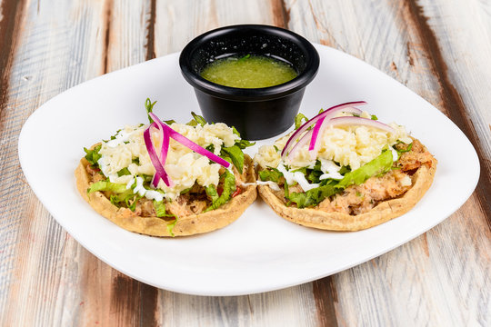 Comida mexicana sopes de jaiba delicioso