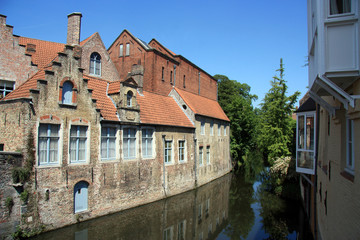 Fototapeta na wymiar houses on the canal in bruges