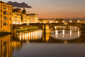 Fototapeta na wymiar Firenze bridge refelction during sunset