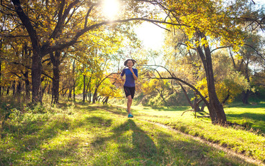 Obraz premium Woman trains in nature