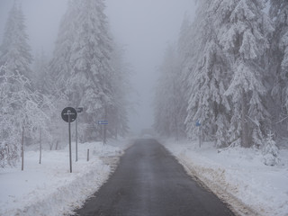 Gefährliche Straße im Winter