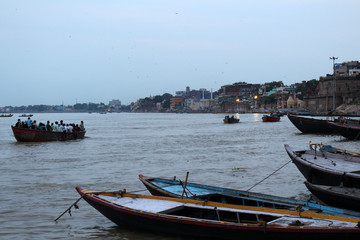 Translation: The scenery of Varanasi's ghats by the Ganges.