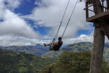 Obraz premium Swinging over the end of the world, ecuador