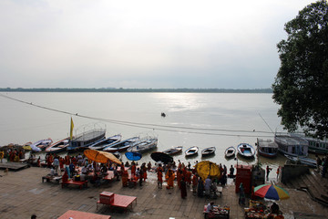 Translation: Watching local people busy preparing rituals at Assi Ghat in Varanasi by the Ganges